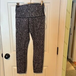 Lululemon Size 6 Black and White Patterned Leggings 23” inseam